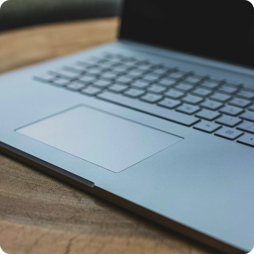 Imagen de laptop gris de Macaw Digital Pro