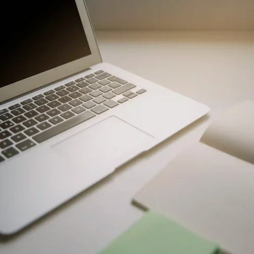 Imagen de un laptop sobre una mesa de trabajo, simbolizando las habilidades necesarias para llevar a cabo el proyecto SEO de Sallet Al Sayad, desarrollado por Macaw Digital Pro para mejorar la visibilidad online del restaurante.